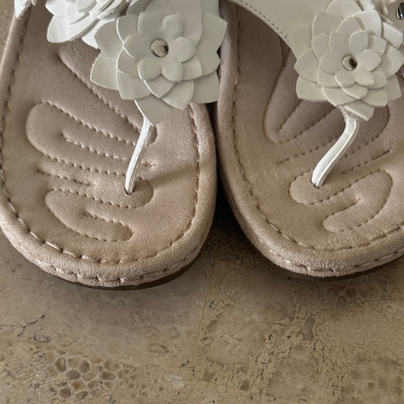 Cliffs by WHITE MOUNTAIN White Floral Sandals - Picture 5 of 5